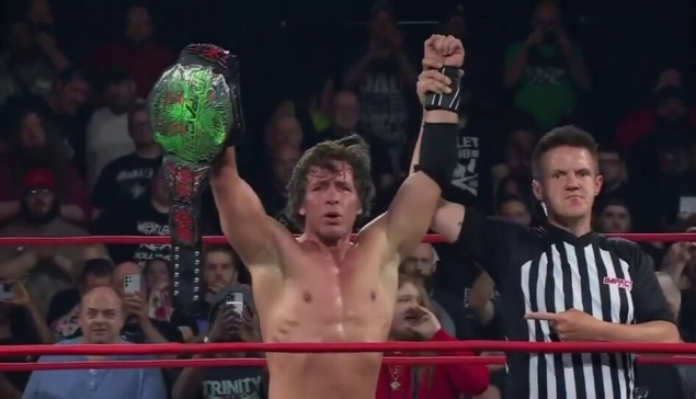 Chris Sabin sur le toit de la X-Division d'IMPACT Wrestling 