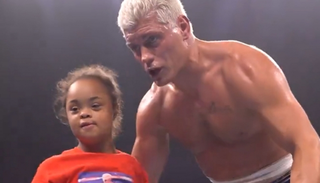 Une jeune fan a pu monter sur le ring grâce à Cody Rhodes