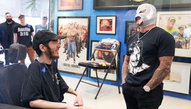 Rey Mysterio fait son 100e Make-A-Wish