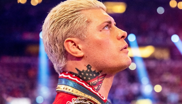 Toujours blessé, Cody Rhodes apparaît avec une minerve 