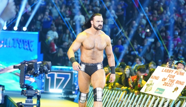 WWE Royal Rumble : Drew McIntyre soutenu par d'autres catcheurs