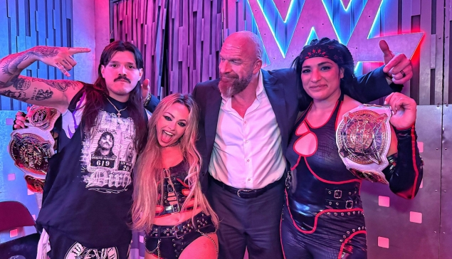 Triple H félicite Liv Morgan et Raquel Rodriguez après WWE RAW