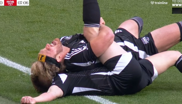 Quand Logan Paul fait une prise de catch en plein match de football !