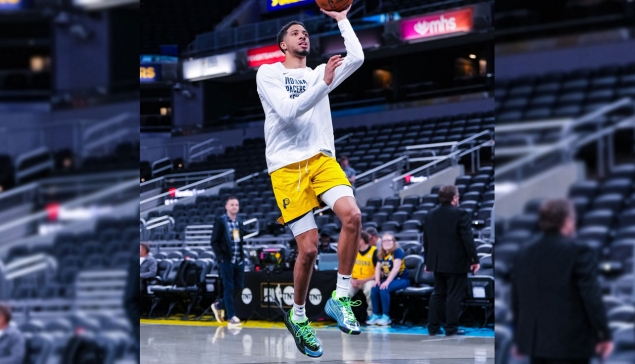 Tyrese Haliburton avec des chaussures inspirées par la DX